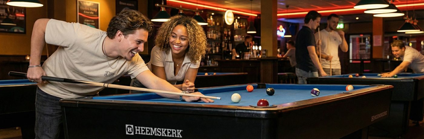 Spelers aan een pooltafel in een café