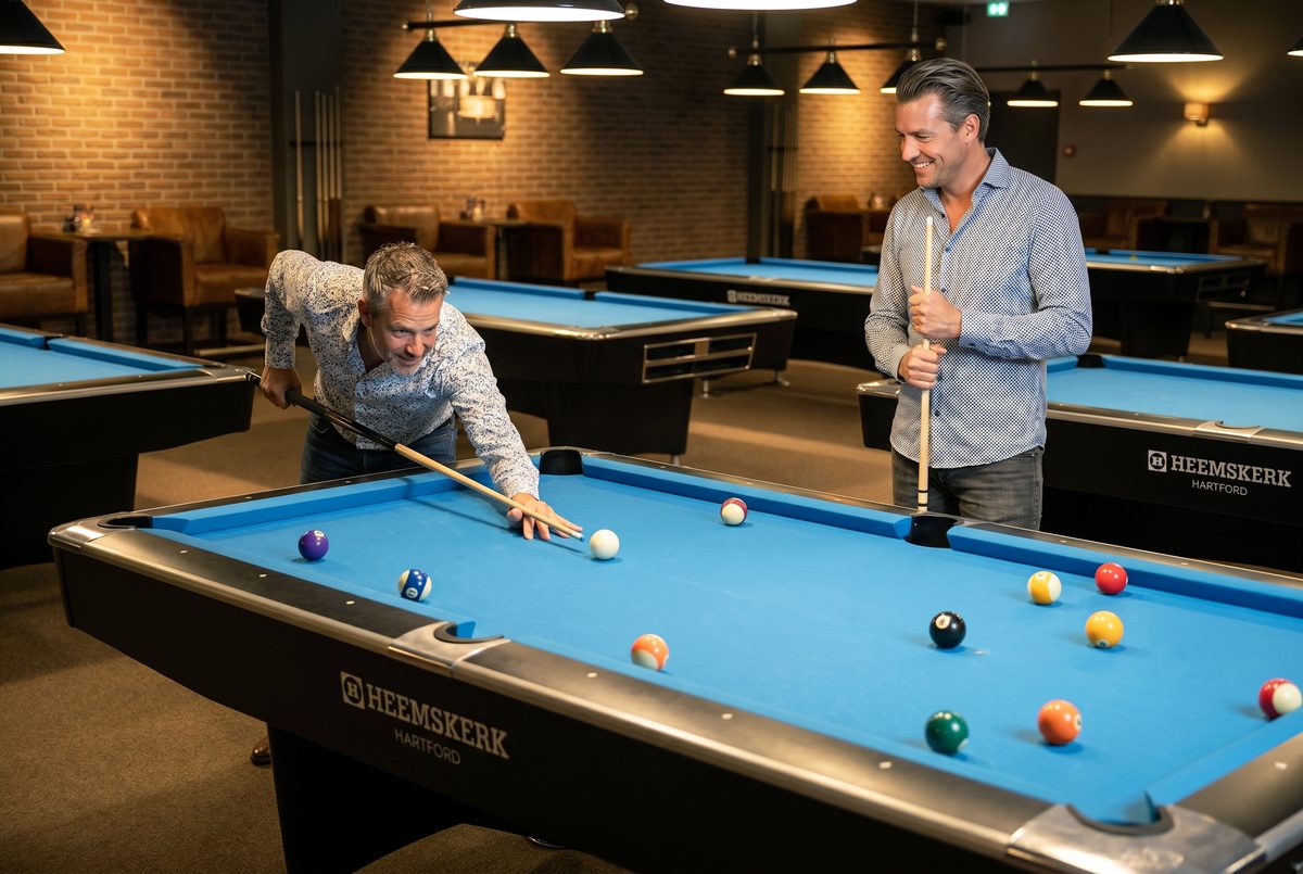 Spelers aan een pooltafel in een biljartcentrum