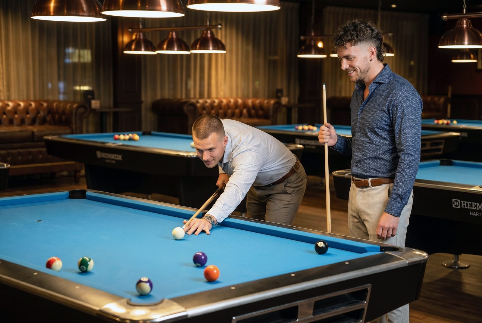 Speler in stand aan een pooltafel